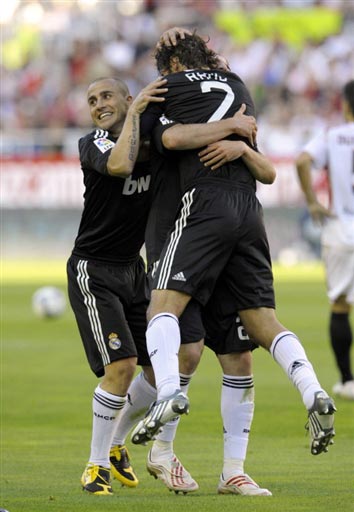 阿里纳斯： KD两个冠军是抱团来的，库里才是实打实的四个总冠军！（阿里纳斯：杜兰特两冠靠抱团，库里四冠货真价实）