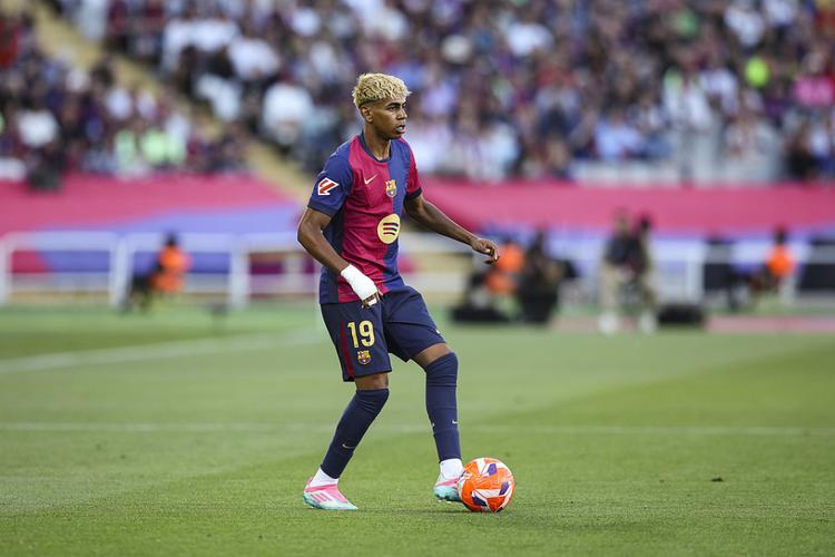 F1车手市场最新动向：哈贾尔顺利取代角田裕毅，红牛阵容迎来重要调整（F1转会风云：哈贾尔顶替角田裕毅，红牛车队阵容大调整）