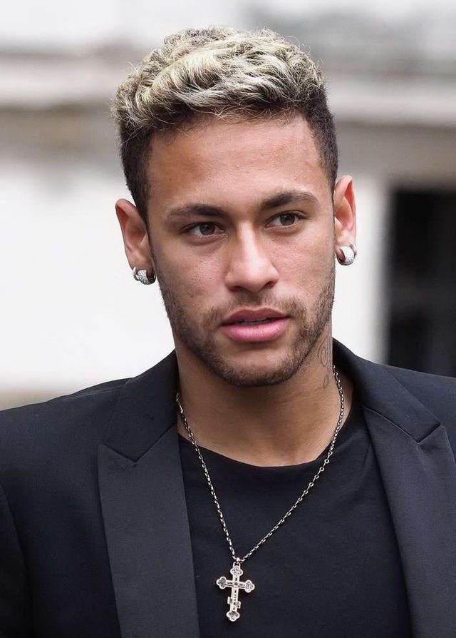 防守球员如何判断对手突破方向？（如何在防守中识别对手的突破走向？）