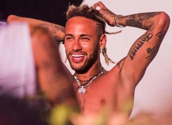 球员受伤倒地，全队围上去（球员倒地受伤，全队纷纷围拢）