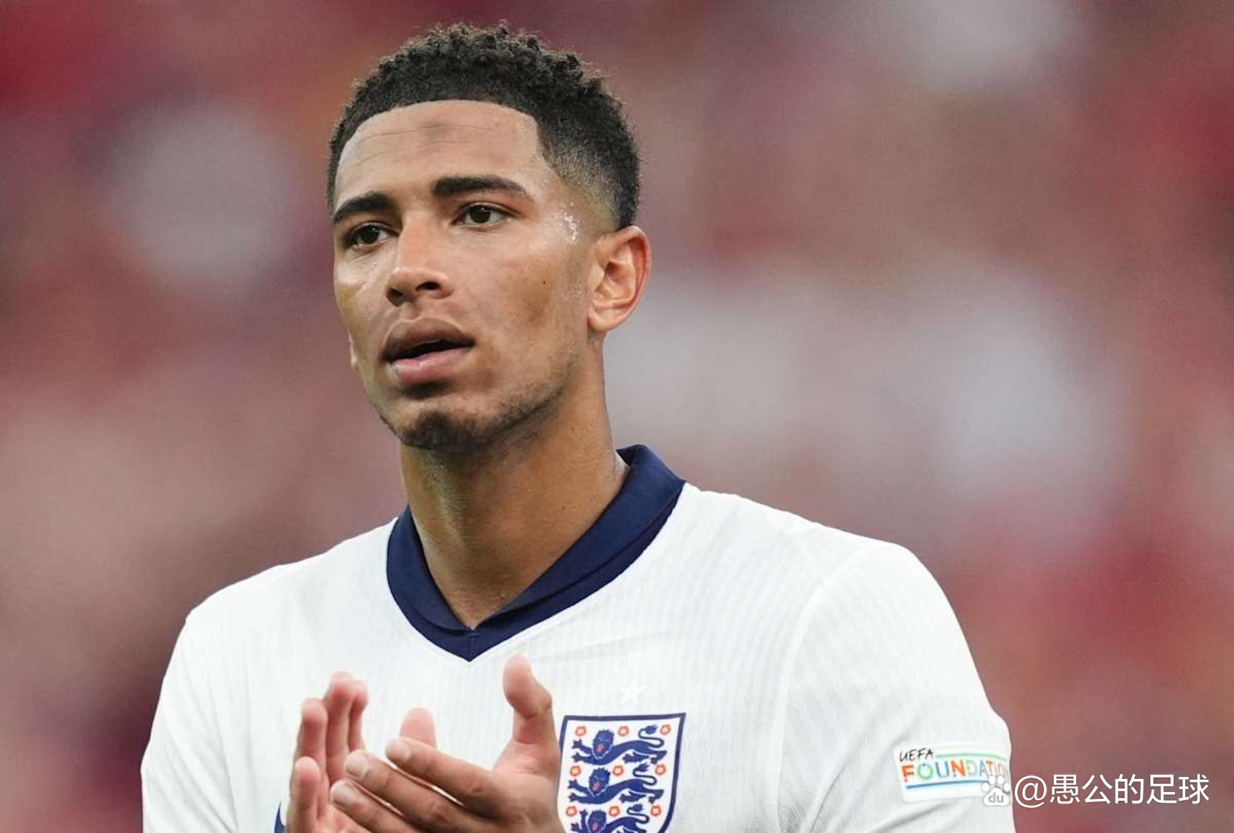 公务还是放松？纳赛尔出现在圣西罗现场观看米兰德比（纳赛尔现身圣西罗观战米兰德比：公务行程还是休闲放松？）