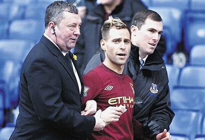 两边不讨好，瓦伦VS塞维赛后主裁判遭双方主帅声讨（瓦伦VS塞维赛后风波：主裁遭两队主帅齐声抨击）